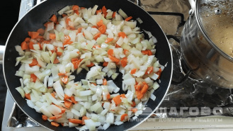 Фото приготовления рецепта: Киноа с овощами - шаг 4
