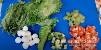 Фото приготовления рецепта: Овощной салат с моцареллой, кунжутом и пикатной заправкой - шаг 2