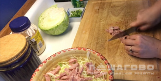Фото приготовления рецепта: Салат из свежей капусты, колбасы и зелёного горошка - шаг 2