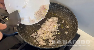 Фото приготовления рецепта: Рулет из лаваша с курицей и грибами - шаг 5