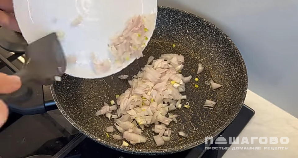 Фото приготовления рецепта: Рулет из лаваша с курицей и грибами - шаг 5