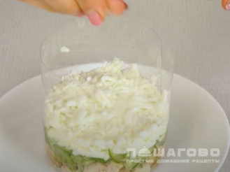 Фото приготовления рецепта: Легкий слоеный салат с курицей и помидорами - шаг 3