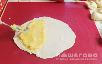 Фото приготовления рецепта: Чебуреки с картошкой и сыром - шаг 6