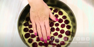 Фото приготовления рецепта: Заливной ягодный пирог - шаг 9