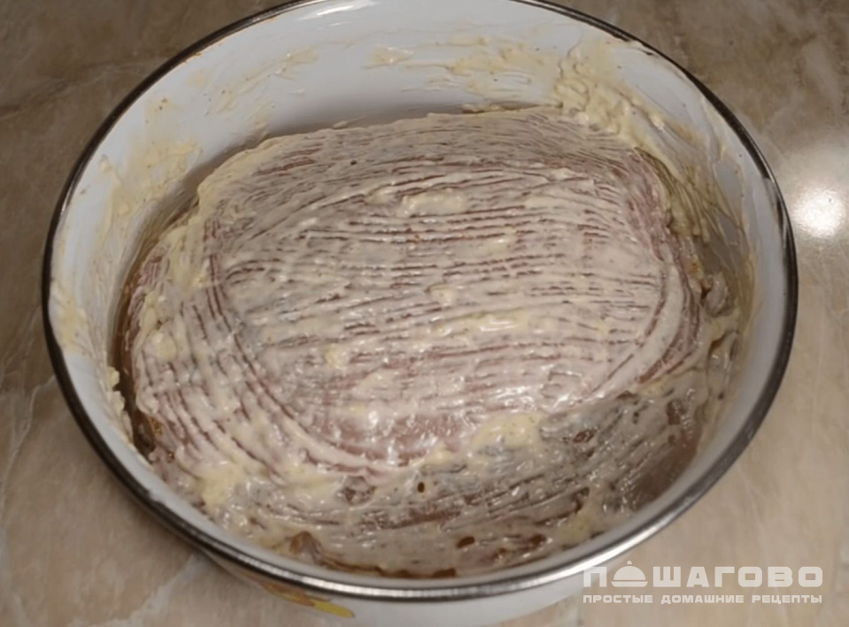 Фото приготовления рецепта: Мясо по-французски в духовке из свинины с помидорами и сыром - шаг 2