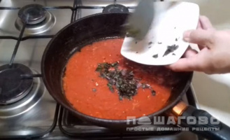 Фото приготовления рецепта: Соус для пиццы из томатной пасты - шаг 3
