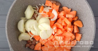 Фото приготовления рецепта: Жаркое из свинины с картошкой - шаг 3