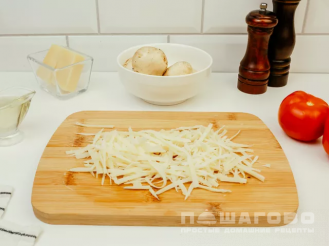 Фото приготовления рецепта: Картофельная запеканка на сковороде с фаршем - шаг 2