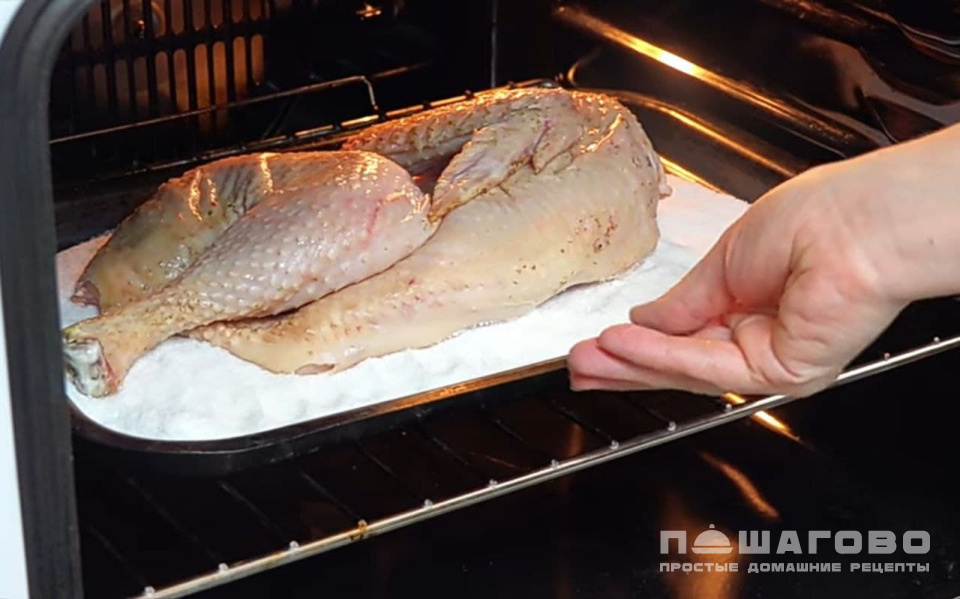 Фото приготовления рецепта: Курица на соли в духовке - шаг 3