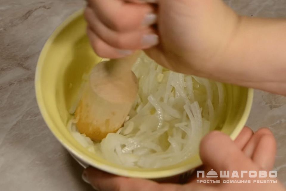 Фото приготовления рецепта: Мясо по-французски в духовке из свинины с помидорами и сыром - шаг 3