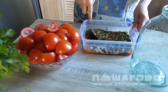 Фото приготовления рецепта: Малосольные помидоры по-грузински - шаг 2