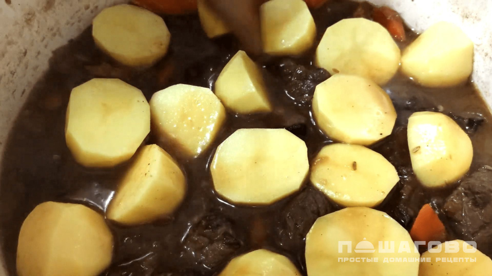 Фото приготовления рецепта: Жаркое из мяса лосятины - шаг 3