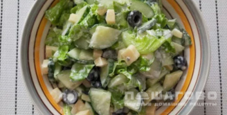 Фото приготовления рецепта: Огуречный салат с маслинами и сыром - шаг 6