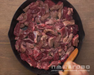 Фото приготовления рецепта: Мясо с подливкой на сковороде - шаг 1