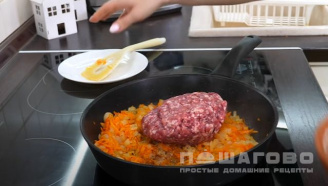 Фото приготовления рецепта: Гречка с мясом и томатами по-купечески - шаг 2