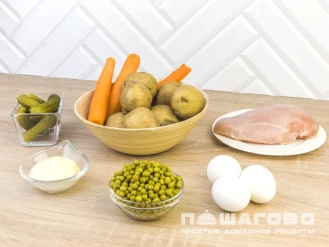 Фото приготовления рецепта: Салат «Столичный» с курицей - шаг 1