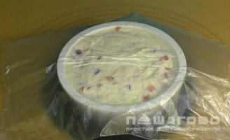 Фото приготовления рецепта: Молочное бланманже со сметаной и фруктами - шаг 6