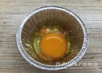 Фото приготовления рецепта: Мини-яичницы в духовке - шаг 2