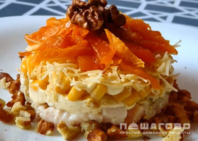 Салат с копченой курицей и курагой