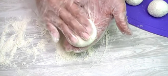 Фото приготовления рецепта: Мамины сырники быстро и вкусно из творога - шаг 5