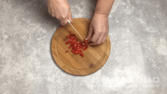 Фото приготовления рецепта: Омлет с сосисками и овощами - шаг 1