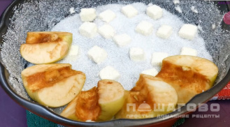 Фото приготовления рецепта: Яблочный пирог-перевертыш - шаг 2