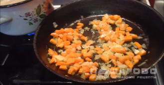 Фото приготовления рецепта: Суп с сыром и яйцом - шаг 1