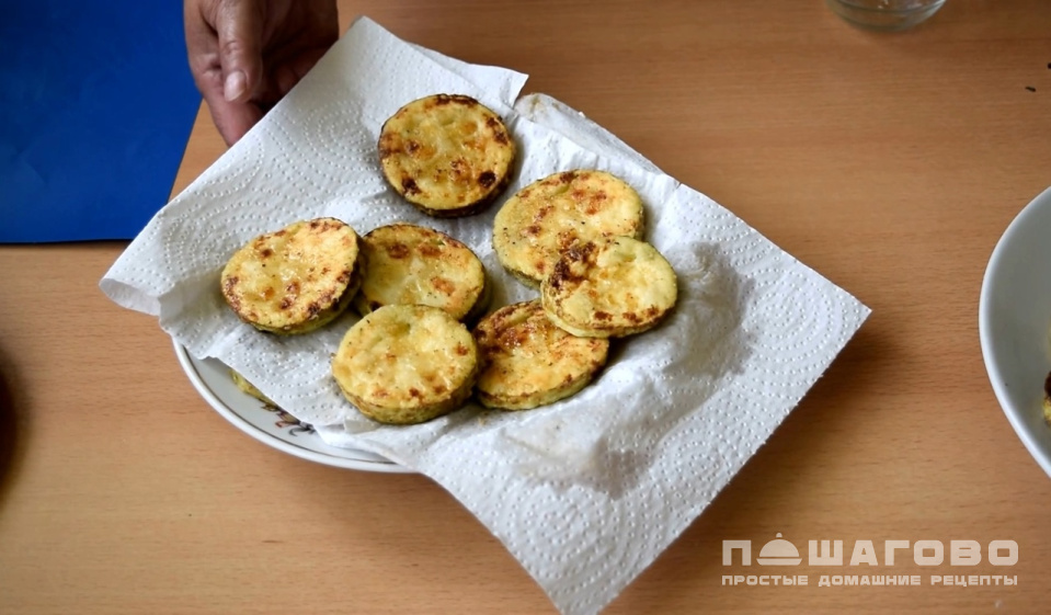 Фото приготовления рецепта: Кабачки с помидорами и чесноком - шаг 4
