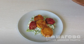 Фото приготовления рецепта: Салат с обжаренными томатами - шаг 5
