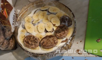 Фото приготовления рецепта: Шоколадно-банановый торт из пряников - шаг 3