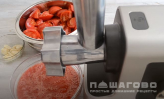 Фото приготовления рецепта: Салат из баклажанов с помидорами (на зиму) - шаг 4