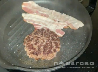 Фото приготовления рецепта: Домашний бургер с мясной котлетой и беконом - шаг 5