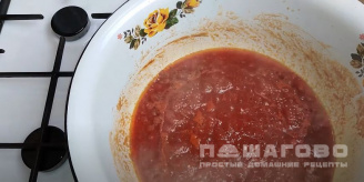 Фото приготовления рецепта: Анкл бенс из кабачков на зиму с помидорами и перцем - шаг 7