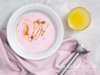 Фото приготовления рецепта: Щербет мороженое домашнее клубничный из йогурта - шаг 2
