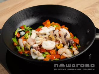 Фото приготовления рецепта: Омлет с морепродуктами - шаг 4