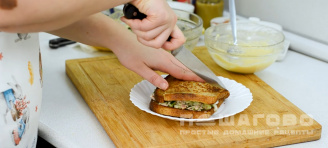 Фото приготовления рецепта: Сэндвич с тунцом - шаг 9