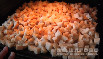 Фото приготовления рецепта: Домашние сухарики из белого хлеба - шаг 3