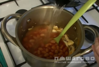 Фото приготовления рецепта: Суп с фасолью и грибами - шаг 7
