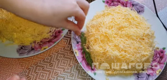 Фото приготовления рецепта: Салат из филе куриной грудки с ананасами - шаг 4