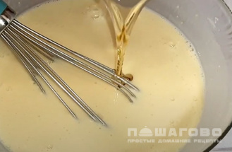 Фото приготовления рецепта: Быстрые блины на молоке с дырочками - шаг 4