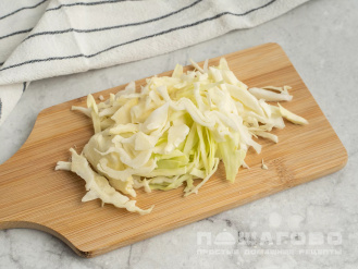 Фото приготовления рецепта: Капустняк со свежей капустой и кинзой - шаг 2