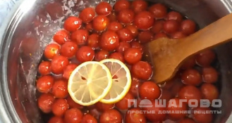 Фото приготовления рецепта: Варенье из помидоров с грецкими орехами - шаг 6