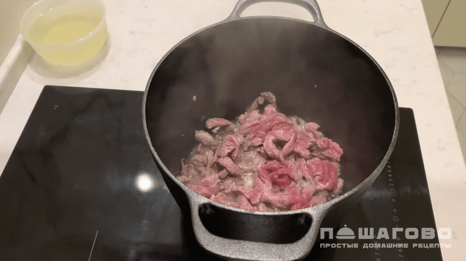 Фото приготовления рецепта: Азу с маринованными огурцами - шаг 2