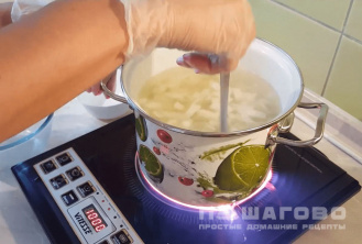 Фото приготовления рецепта: Куриный крем-суп со шпинатом и сливками - шаг 2
