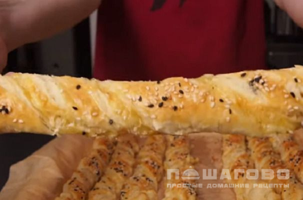 Сырные палочки из слоеного теста