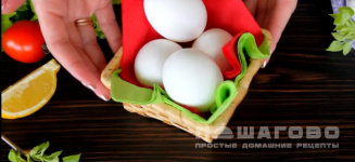 Фото приготовления рецепта: Покраска яиц куркумой - шаг 1