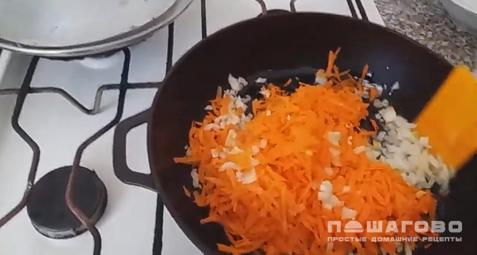 Фото приготовления рецепта: Капустная солянка с мясом - шаг 6