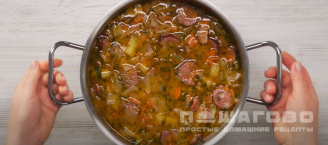 Фото приготовления рецепта: Капустняк с фасолью и колбасками - шаг 12
