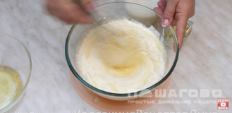 Фото приготовления рецепта: Пышные блины на молоке - шаг 2