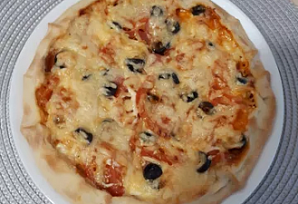 Фото приготовления рецепта: Тонкая домашняя пицца на бездрожжевом тесте - шаг 4